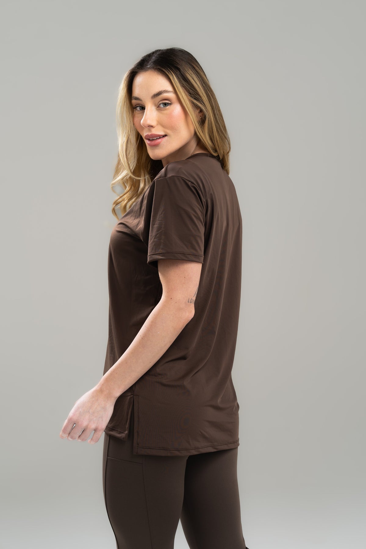 CAMISETA FEM.COM ABERTURA LATERAL SENSITIVE