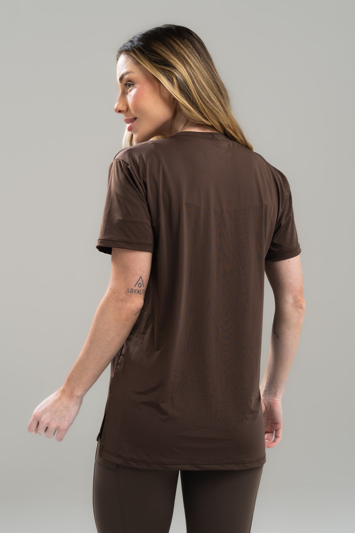 CAMISETA FEM.COM ABERTURA LATERAL SENSITIVE