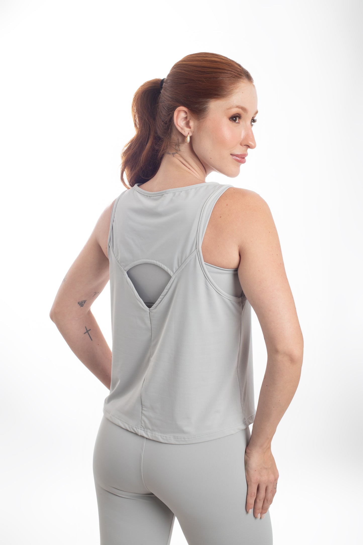 REGATA COM RECORTE NAS COSTAS