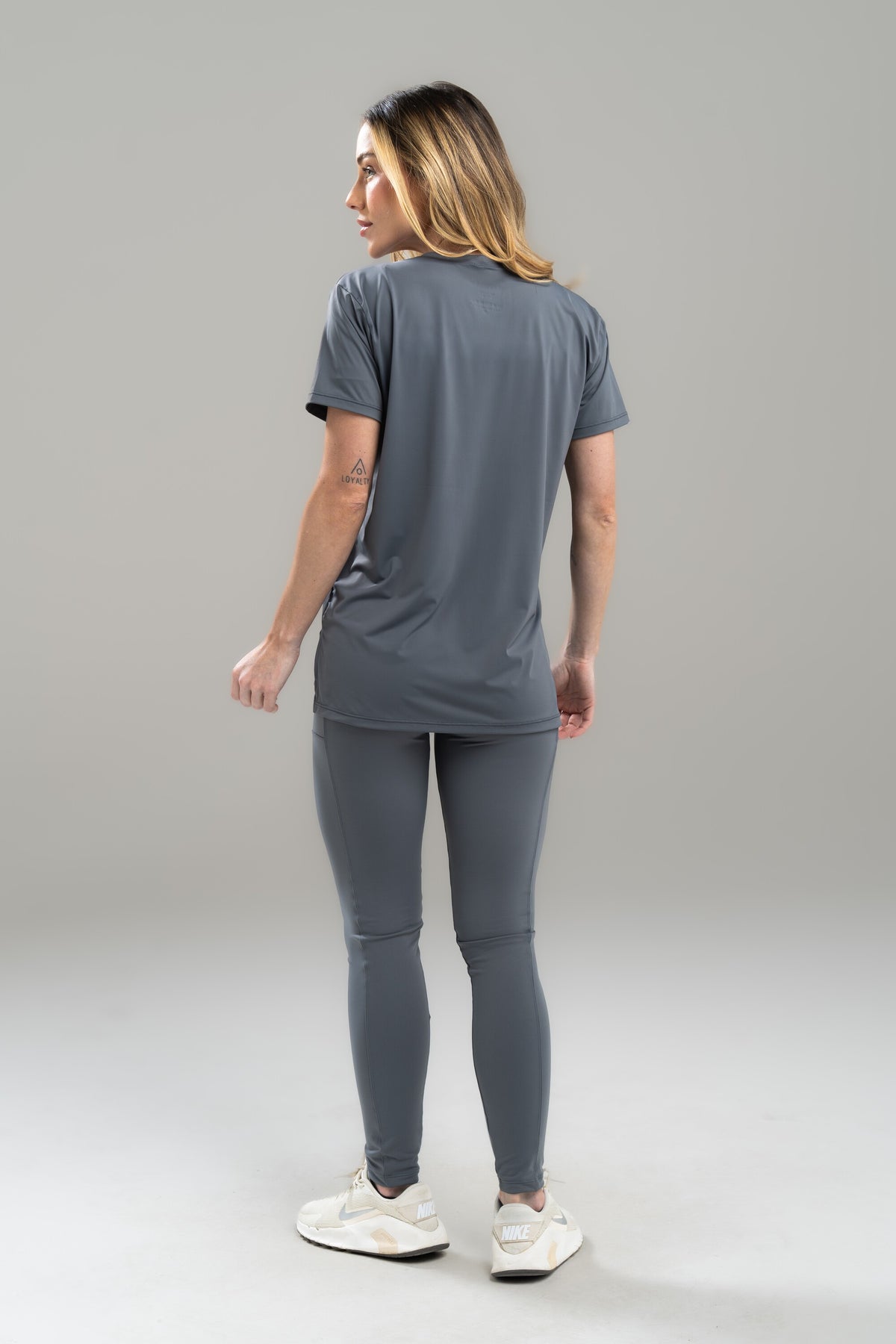 CAMISETA FEM.COM ABERTURA LATERAL SENSITIVE