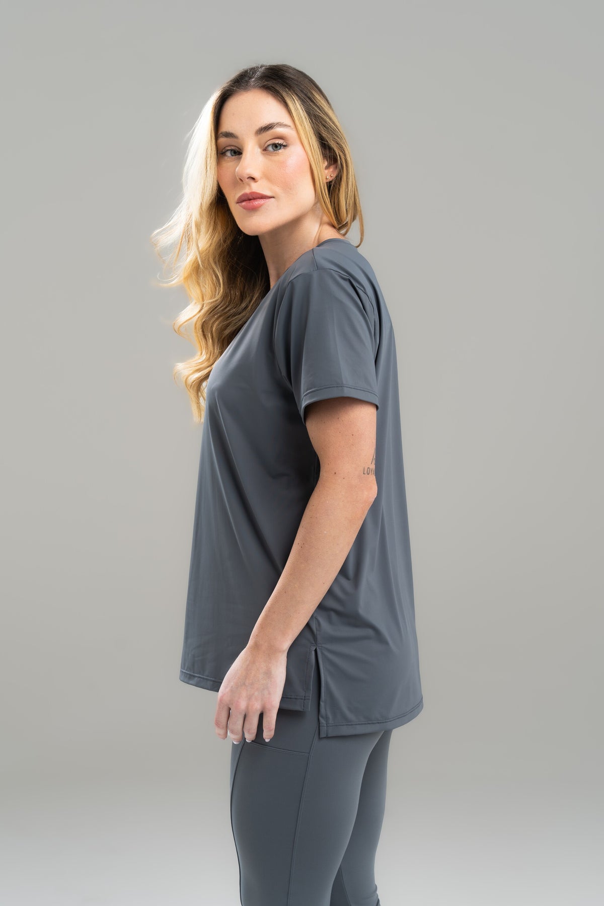 CAMISETA FEM.COM ABERTURA LATERAL SENSITIVE