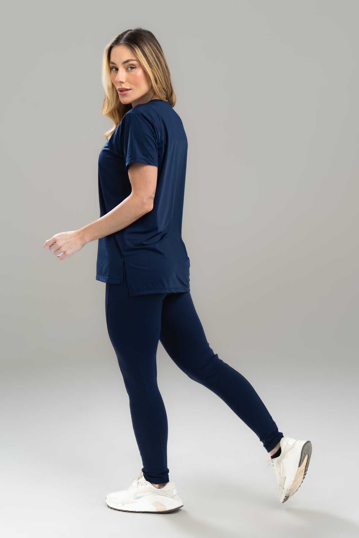CAMISETA FEM.COM ABERTURA LATERAL SENSITIVE