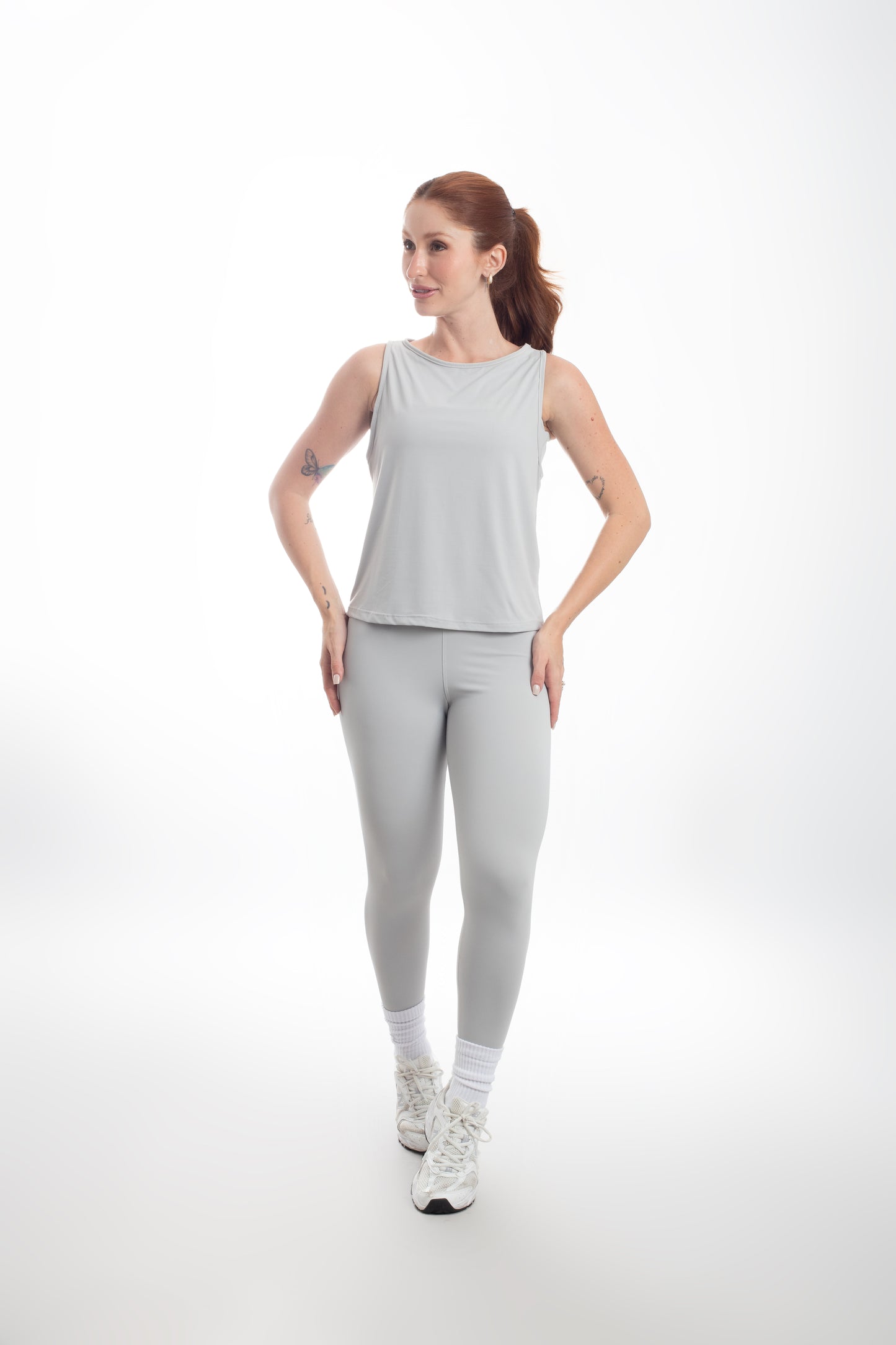 REGATA COM RECORTE NAS COSTAS