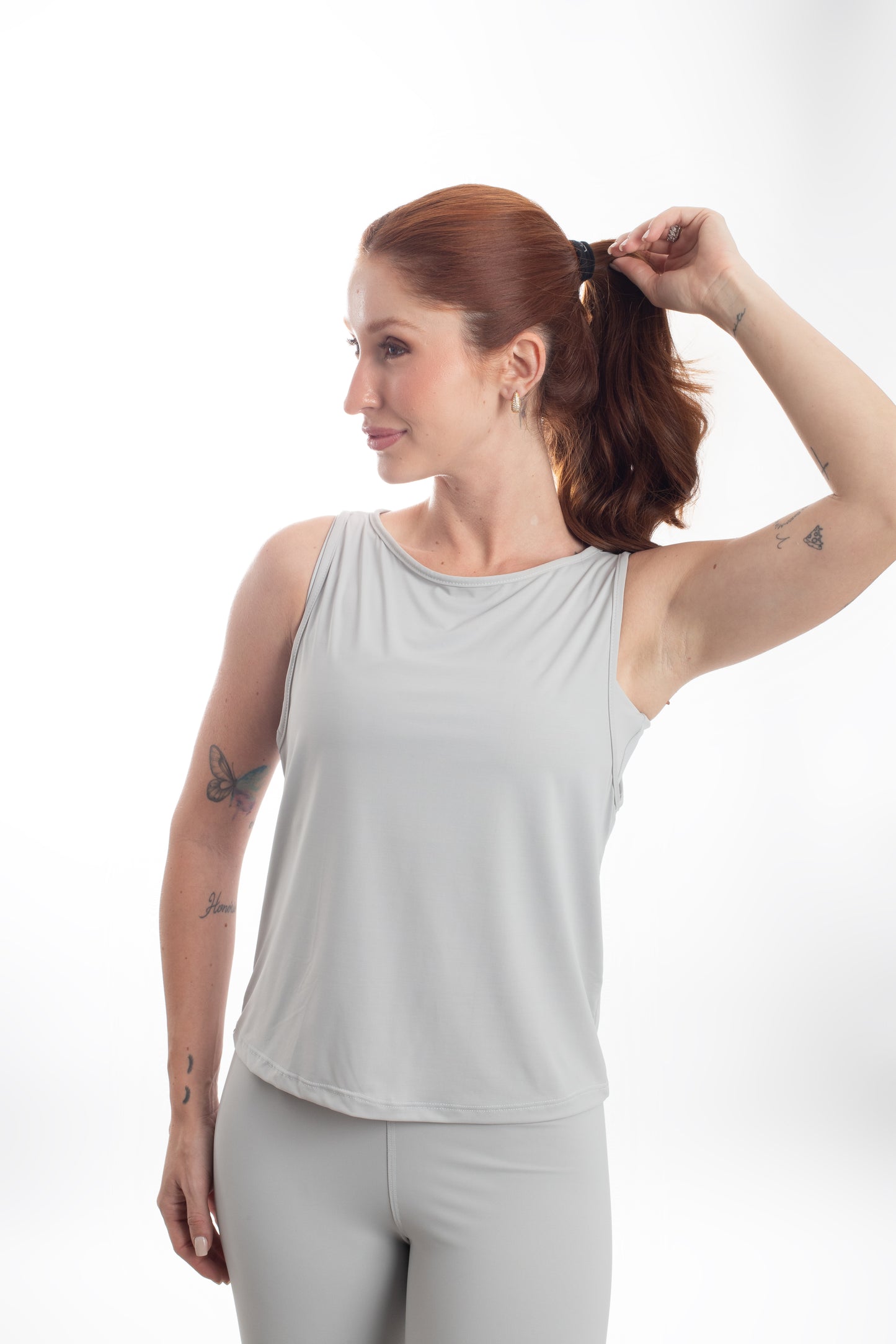 REGATA COM RECORTE NAS COSTAS